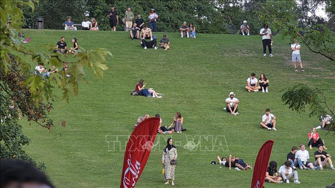 Nhiều người phải theo dõi trận đấu từ bên ngài khu fan zone do lượng người quá đông. Ảnh: Lan Anh – PV TTXVN tại Vương quốc Bỉ