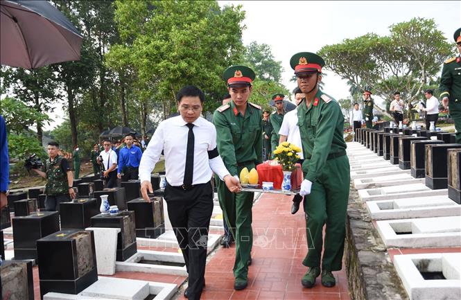Phó thủ tướng Chính phủ Nguyễn Văn Thắng thực hiện nghi lễ truy điệu, án táng 63 hài cốt liệt sỹ. Ảnh: Đậu Tất Thành – TTXVN.