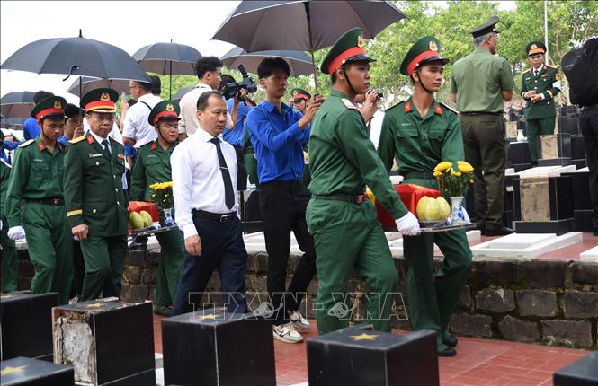 Lễ viếng, truy điệu, an táng 63 hài cốt liệt sĩ hy sinh trong thời kỳ chiến tranh qua các thời kỳ ở trong nước và nước bạn Campuchia. Ảnh: Đậu Tất Thành – TTXVN