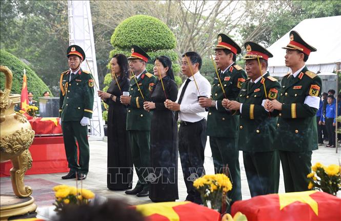 Phó thủ tướng Chính phủ Nguyễn Văn Thắng cùng các đại biểu dâng hương tưởng niệm các anh hùng liệt sỹ. Ảnh: Đậu Tất Thành – TTXVN