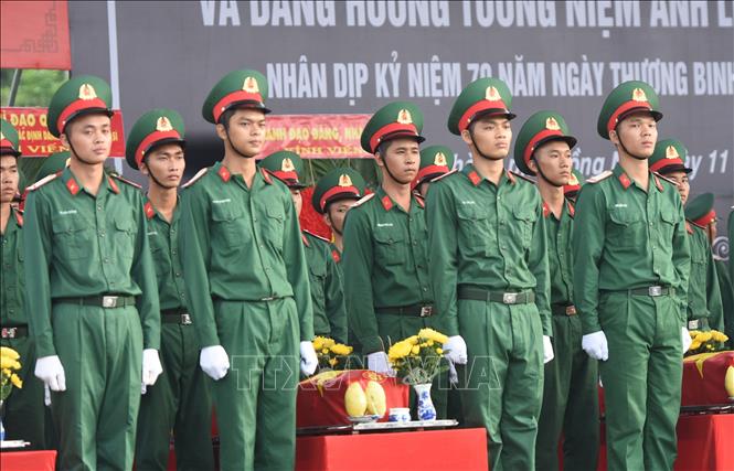 Với truyền thống “Uống nước nhớ nguồn”, đền ơn đáp nghĩa, Đảng bộ, chính quyền, quân và dân thành phố Đồng Nai quyết biến đau thương thành hành động, quyết tâm thực hiện hoài bão của các liệt sĩ lúc sinh thời, tiếp tục ra sức bảo vệ và xây dựng đất nước ngày càng giàu đẹp. Ảnh: Đậu Tất Thành – TTXVN