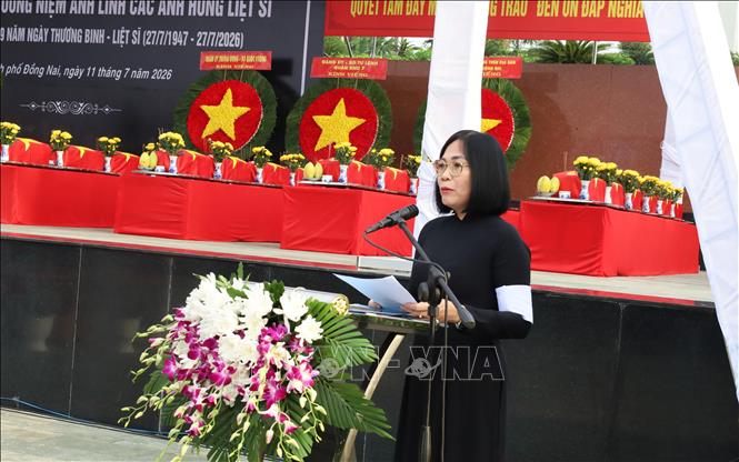 Phó Chủ tịch UBND, Trưởng ban Chỉ đạo 515 thành phố Đồng Nai Nguyễn Thị Hoàng thay mặt Đảng bộ, chính quyền, quân và dân thành phố Đồng Nai đọc điếu văn tưởng niệm anh linh các liệt sĩ. Ảnh: Đậu Tất Thành – TTXVN