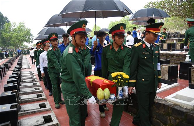 Lễ truy điệu, an táng 63 hài cốt liệt sĩ hy sinh trong thời kỳ chiến tranh qua các thời kỳ ở trong nước và nước bạn Campuchia. Ảnh: Đậu Tất Thành – TTXVN