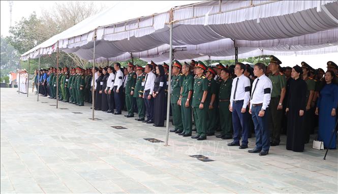 Các đại biểu tham dự Lễ truy điệu, an táng 63 hài cốt liệt sĩ. Ảnh: Đậu Tất Thành – TTXVN