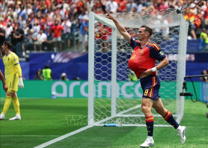 Tiền vệ Tây Ban Nha Fabian Ruiz ăn mừng sau khi ghi bàn mở tỷ số, đưa đội nhà vượt lên dẫn trước tuyển Bỉ. Ảnh: THX/TTXVN phát