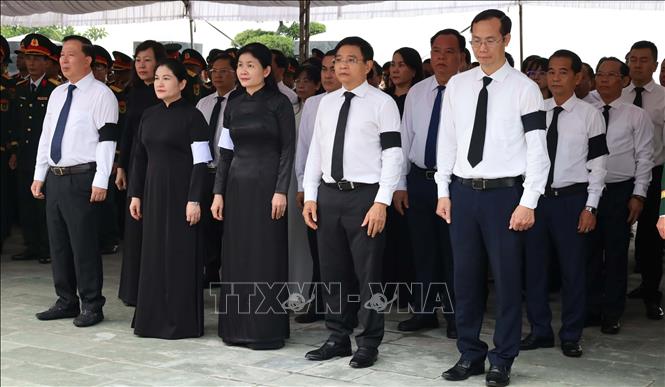 Phó Thủ tướng Chính phủ Nguyễn Văn Thắng cùng các đại biểu tham dự lễ truy điệu, an táng 63 hài cốt liệt sĩ. Ảnh: Đậu Tất Thành – TTXVN