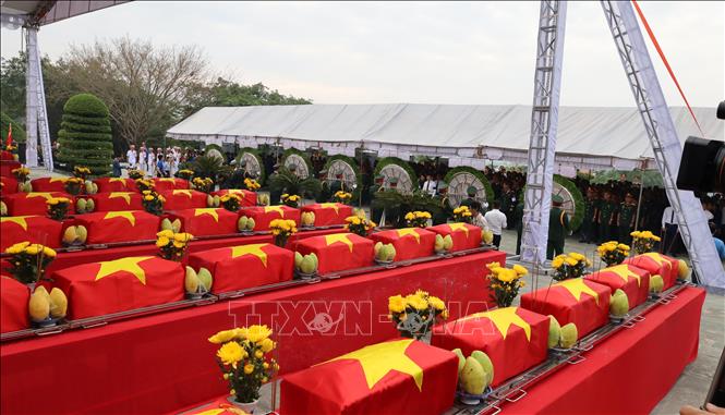 Do điều kiện chiến tranh ác liệt kéo dài, 63 bộ hài cốt của các liệt sĩ đợt này chưa xác định được tên tuổi, quê quán. Song may mắn có 2 mẫu sinh phẩm đủ điều kiện để gửi xác định ADN. Ảnh: Đậu Tất Thành – TTXVN