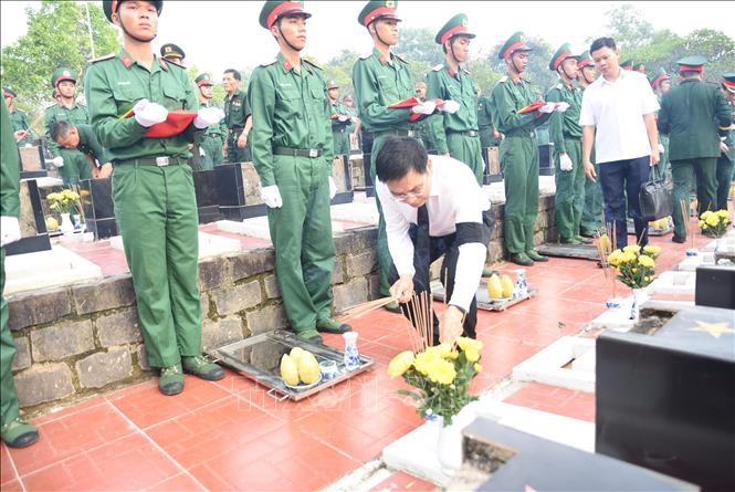 Phó Thủ tướng Chính phủ Nguyễn Văn Thắng thắp hương tưởng nhớ các liệt sĩ. Ảnh: Đậu Tất Thành – TTXVN