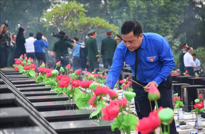 Đại biểu dâng hương tưởng nhớ các sĩ. Ảnh: Đậu Tất Thành – TTXVN