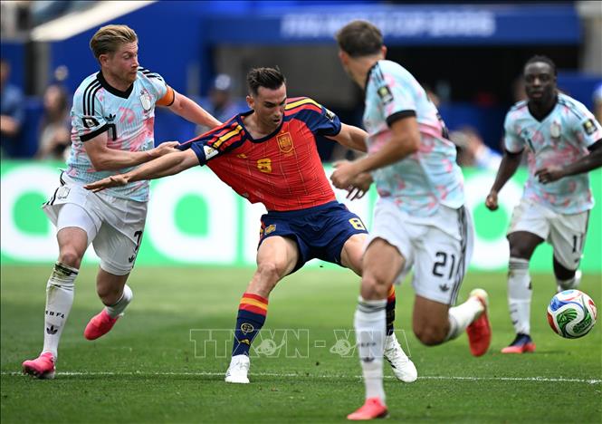 Pha tranh bóng giữa Fabian Ruiz (thứ 2 trái) của tuyển Tây Ban Nha với tiền vệ gạo cội Kevin De Bruyne của Bỉ. Ảnh: THX/TTXVN phát
