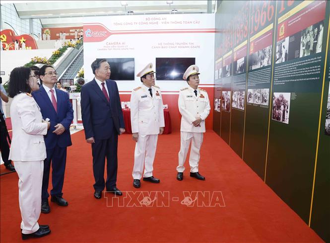 Party General Secretary and State President To Lam views a space displaying images of the People's Public Security Force. VNA Photo