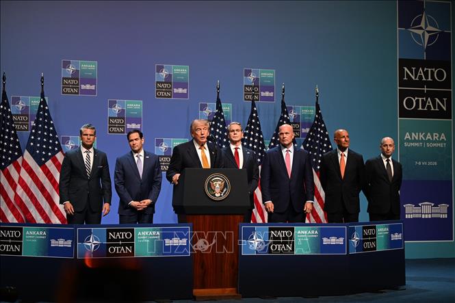 Tổng thống Mỹ Donald Trump (phía trước) trong cuộc họp báo tại Hội nghị thượng đỉnh NATO ở Ankara, Thổ Nhĩ Kỳ ngày 8/7/2026. Ảnh: Anadolu Agency/TTXVN