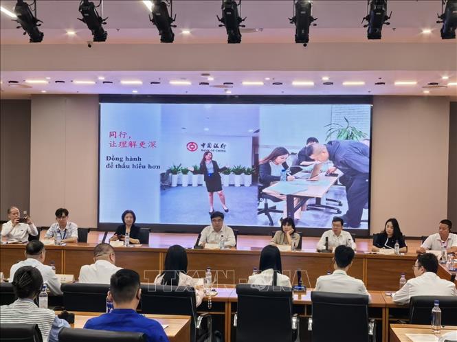 12 đại diện thanh niên đến từ Trung Quốc và Việt Nam chia sẻ kinh nghiệm học tập và kinh nghiệm làm việc thực tiễn tại hội thảo. Ảnh: TTXVN phát