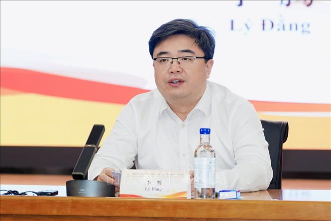 Bí thư Đoàn Thanh niên Cộng sản tỉnh Phúc Kiến Lý Đằng phát biểu tại hội thảo. Ảnh: TTXVN phát