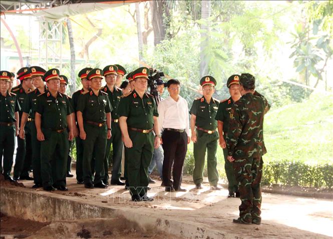 Đại tướng Nguyễn Trọng Nghĩa, Chủ nhiệm Tổng cục Chính trị Quân đội nhân dân Việt Nam kiểm tra công tác tìm kiếm, quy tập hài cốt liệt sĩ tại địa điểm khai quật trong công viên Lê Thị Riêng. Ảnh: Xuân Khu-TTXVN