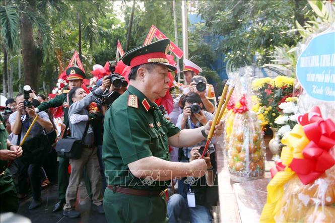 Đại tướng Nguyễn Trọng Nghĩa, Chủ nhiệm Tổng cục Chính trị Quân đội nhân dân Việt Nam dâng hương tại Tượng đài Cố Tổng Bí thư Trần Phú trong công viên Lê Thị Riêng. Ảnh: Xuân Khu-TTXVN
