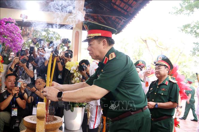 Đại tướng Nguyễn Trọng Nghĩa, Chủ nhiệm Tổng cục Chính trị Quân đội nhân dân Việt Nam dâng hương tưởng niệm Anh hùng liệt sĩ Lê Thị Riêng. Ảnh: Xuân Khu-TTXVN