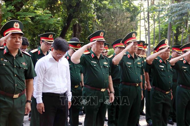 Đại tướng Nguyễn Trọng Nghĩa, Chủ nhiệm Tổng cục Chính trị Quân đội nhân dân Việt Nam dâng hoa, dâng hương tại Tượng đài Cố Tổng Bí thư Trần Phú trong công viên Lê Thị Riêng. Ảnh: Xuân Khu-TTXVN