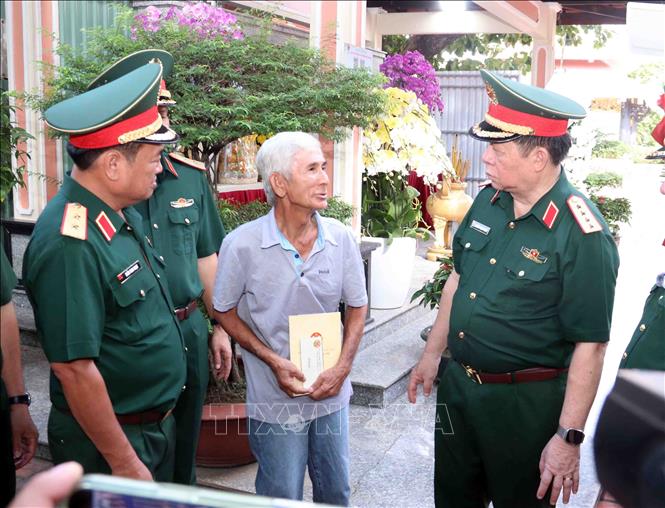Đại tướng Nguyễn Trọng Nghĩa, Chủ nhiệm Tổng cục Chính trị Quân đội nhân dân Việt Nam thăm, tặng quà người làm công tác bảo vệ, chăm sóc khu vực công viên Lê Thị Riêng. Ảnh: Xuân Khu-TTXVN