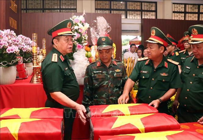 Đại tướng Nguyễn Trọng Nghĩa, Chủ nhiệm Tổng cục Chính trị Quân đội nhân dân Việt Nam thăm, kiểm tra khu vực quàn thi hài các Anh hùng liệt sĩ tại Nhà tưởng niệm trong khuôn viên công viên Lê Thị Riêng. Ảnh: Xuân Khu-TTXVN