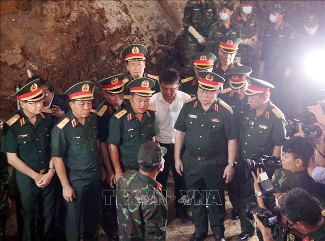 Đại tướng Nguyễn Trọng Nghĩa, Chủ nhiệm Tổng cục Chính trị Quân đội nhân dân Việt Nam kiểm tra công tác tìm kiếm, quy tập hài cốt liệt sĩ tại địa điểm khai quật trong công viên Lê Thị Riêng. Ảnh: Xuân Khu-TTXVN