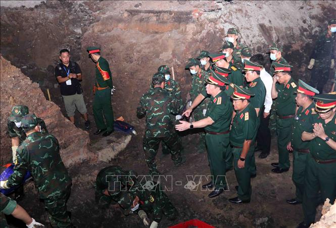 Đại tướng Nguyễn Trọng Nghĩa, Chủ nhiệm Tổng cục Chính trị Quân đội nhân dân Việt Nam kiểm tra công tác tìm kiếm, quy tập hài cốt liệt sĩ tại địa điểm khai quật trong công viên Lê Thị Riêng. Ảnh: Xuân Khu-TTXVN