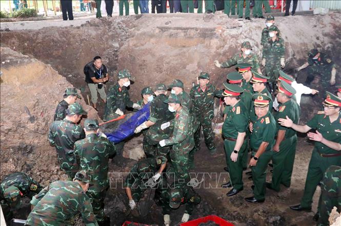 Đại tướng Nguyễn Trọng Nghĩa, Chủ nhiệm Tổng cục Chính trị Quân đội nhân dân Việt Nam kiểm tra công tác tìm kiếm, quy tập hài cốt liệt sĩ tại địa điểm khai quật trong công viên Lê Thị Riêng. Ảnh: Xuân Khu-TTXVN