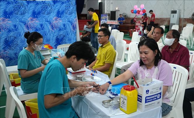 Cán bộ y tế lấy máu làm xét nghiệm cho đoàn viên, người lao động. Ảnh: Lê Huy Hải - TTXVN