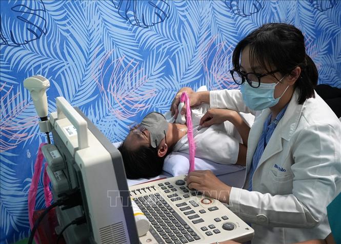 Bác sĩ siêu âm cho đoàn viên, người lao động An Giang. Ảnh: Lê Huy Hải - TTXVN