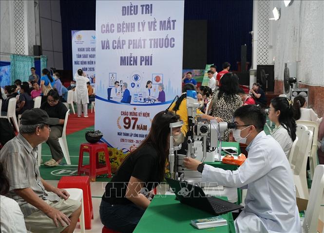 Bác sĩ khám mắt cho đoàn viên, người lao động. Ảnh: Lê Huy Hải - TTXVN