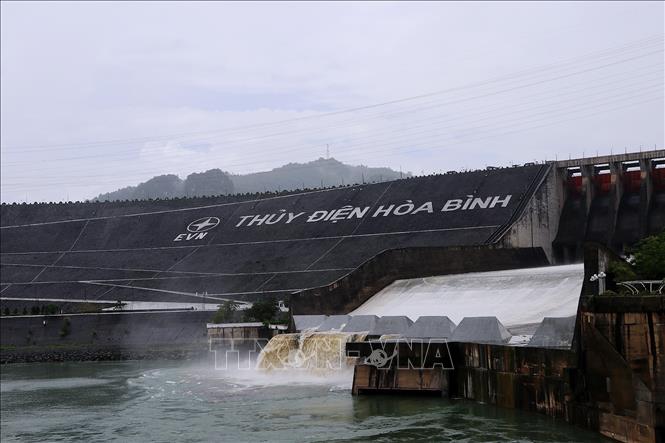 Nhà máy Thủy điện Hòa Bình bắt đầu mở 1 cửa xả đáy. Ảnh: Thanh Hải - TTXVN 