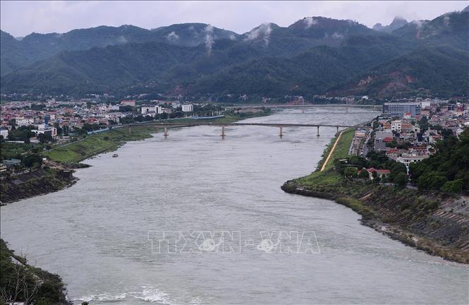 Mực nước phía hạ du Nhà máy Thủy điện Hòa Bình mở 1 cửa xả đáy đã dâng lên đáng kể. Ảnh: Thanh Hải - TTXVN  