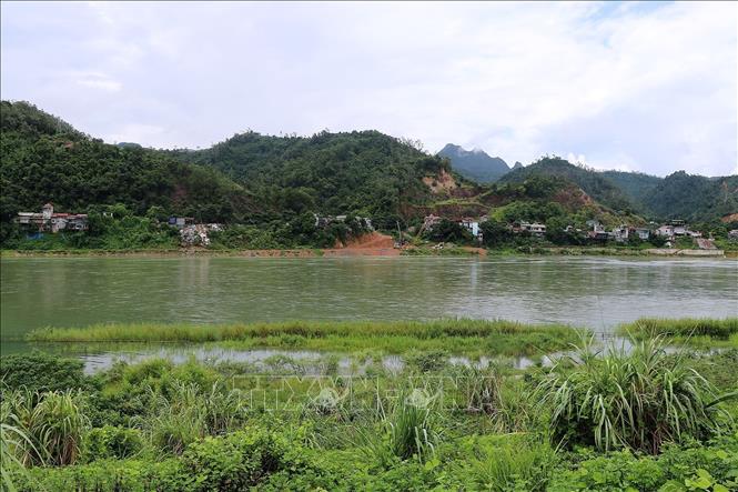 Phía hạ du sông Đà, cách Nhà máy thủy điện Hòa Bình khoảng 4 km đảm bảo nguồn nước. Ảnh: Thanh Hải - TTXVN 