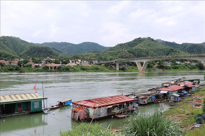 Người dân làng chài gần chân cầu Hòa Bình 3 vui mừng khi mực nước dâng lên trở lại. Ảnh: Thanh Hải - TTXVN 