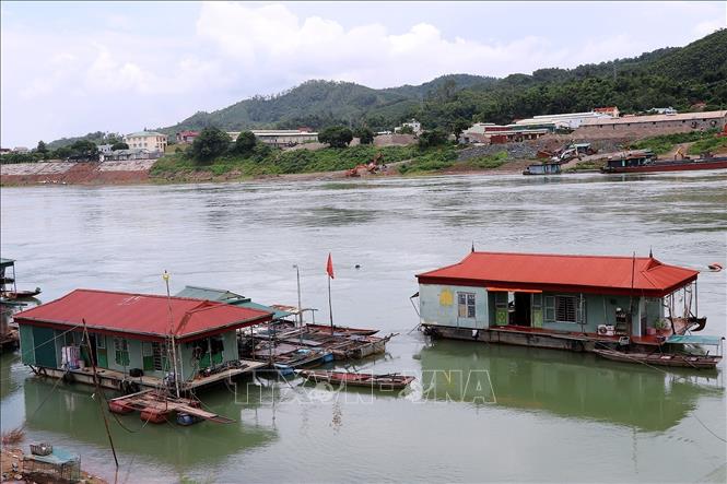 Mực nước sông Đà dâng, đảm bảo cuộc sống và sinh kế cho người dân làng chài gần cầu Hòa Bình 3. Ảnh: Thanh Hải - TTXVN 