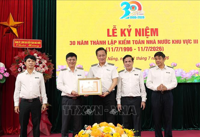 Tổng Kiểm toán Nhà nước Nguyễn Hữu Nghĩa trao tặng Bằng khen cho Kiểm toán Nhà nước khu vực 3.  Ảnh: TTXVN phát