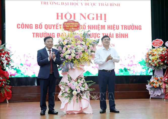 Lãnh đạo UBND tỉnh Hưng Yên tặng hoa chúc mừng PGS. TS Nguyễn Duy Cường. Ảnh: Thế Duyệt – TTXVN