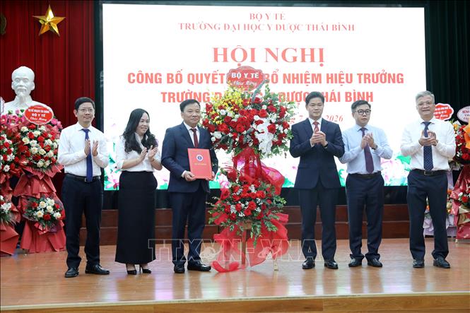 Lãnh đạo Bộ Y tế và đại diện các đơn vị thuộc bộ tặng hoa chúc mừng PGS. TS Nguyễn Duy Cường. Ảnh: Thế Duyệt – TTXVN