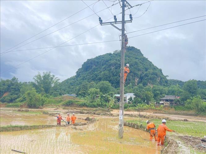 Công ty Điện lực Sơn La nỗ lực khắc phục sự cố, cấp điện trở lại ngay trong ngày cho khách hàng. Ảnh: TTXVN phát
