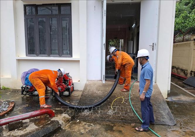 Cán bộ, nhân viên Xí nghiệp lưới điện cao thế Sơn La bơm tiêu úng tại Tổ thao tác lưu động trạm biến  áp 110kV Mường La, tỉnh Sơn La. Ảnh: TTXVN phát