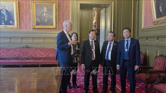 Chủ nhiệm Ủy ban QPANĐN của Quốc hội Lê Tấn Tới cùng Đoàn công tác nghe giới thiệu về Thượng viện Bỉ. Ảnh: Lan Anh, Duy Tùng - PV TTXVN tại Vương quốc Bỉ