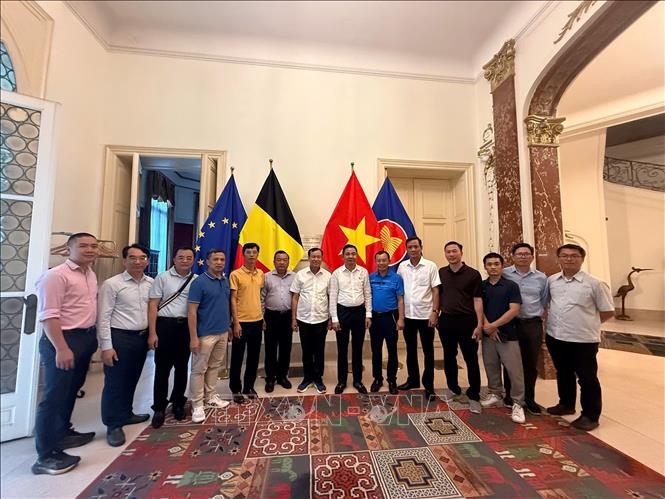 Đoàn công tác Ủy ban Quốc phòng, An ninh và Đối ngoại của Quốc hội thăm và làm việc với Đại sứ quán Việt nam tại Vương quốc Bỉ. Ảnh: Lan Anh, Duy Tùng - PV TTXVN tại Vương quốc Bỉ