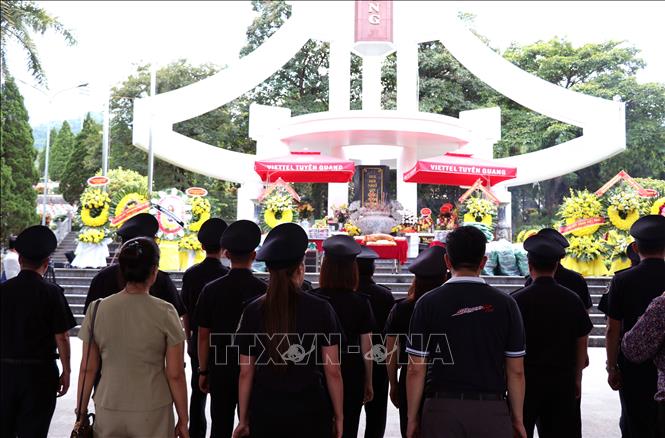 Đoàn công tác Cục Hải quan dâng hương, tưởng niệm các Anh hùng liệt sĩ tại Nghĩa trang Liệt sĩ Vị Xuyên (Tuyên Quang). Ảnh: Đức Thọ - TTXVN