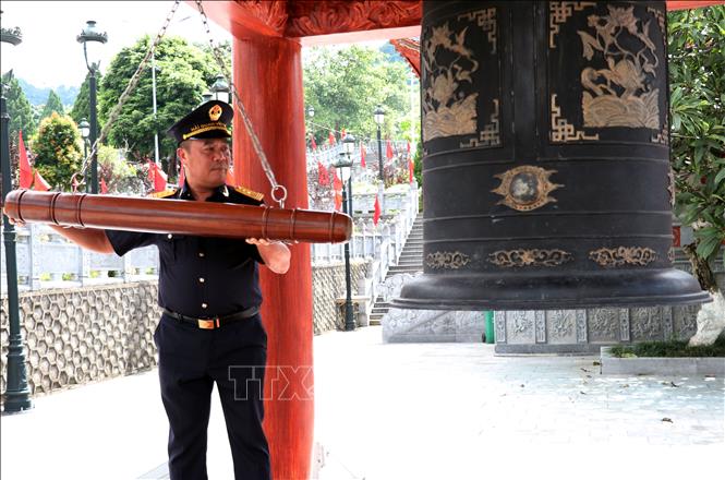 Cục trưởng Cục Hải quan Nguyễn Văn Thọ thỉnh chuông tưởng niệm các Anh hùng liệt sĩ tại Nghĩa trang Liệt sĩ Vị Xuyên. Ảnh: Đức Thọ - TTXVN