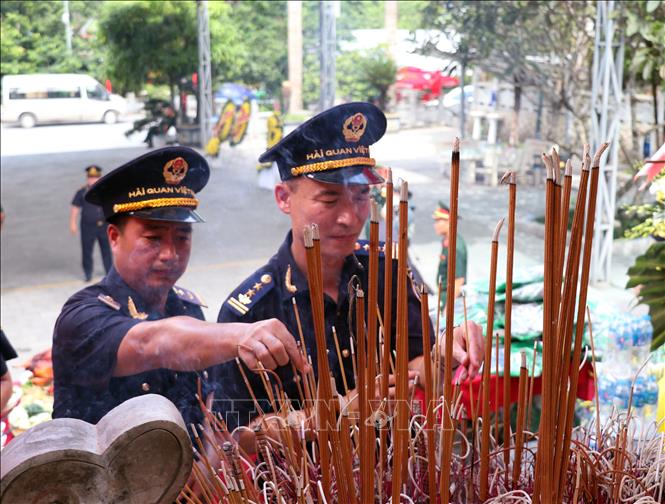 Đoàn công tác Cục Hải quan dâng hương tại các phần mộ liệt sĩ ở Nghĩa trang Liệt sĩ Vị Xuyên. Ảnh: Đức Thọ - TTXVN