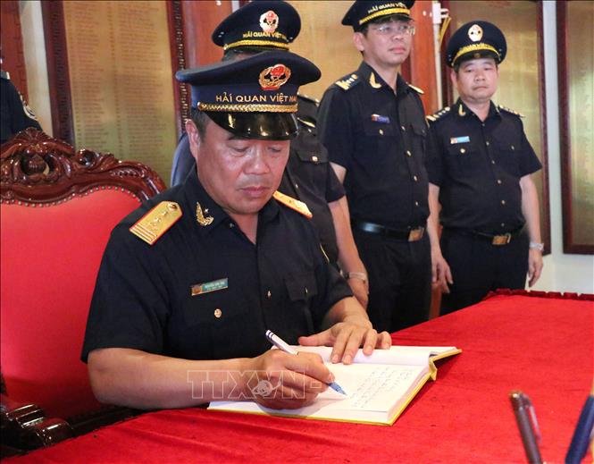 Cục trưởng Cục Hải quan Nguyễn Văn Thọ ghi lưu bút tưởng niệm các Anh hùng liệt sĩ tại Nghĩa trang Liệt sĩ Quốc gia Vị Xuyên. Ảnh: Đức Thọ - TTXVN