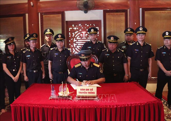 Cục trưởng Cục Hải quan Nguyễn Văn Thọ ghi lưu bút tưởng niệm các Anh hùng liệt sĩ tại Nghĩa trang Liệt sĩ Quốc gia Vị Xuyên. Ảnh: Đức Thọ - TTXVN