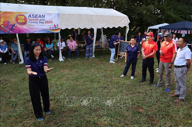 Đại sứ phái đoàn các nước tham gia trò chơi mở màn Ngày hội thể thao và gia đình ASEAN. Ảnh: Anh Hiển - PV TTXVN tại Thụy Sĩ 