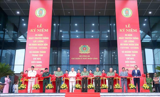 Đại tướng Lương Tam Quang, Bộ trưởng Bộ Công an và các đại biểu thực hiện nghi thức cắt băng khánh thành công trình Trung tâm chỉ huy, điều hành, tác chiến xuất nhập cảnh. Ảnh: Phạm Kiên - TTXVN