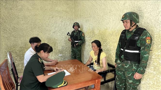 Hạng Thị Mua làm việc với cơ quan điều tra. Ảnh: TTXVN phát